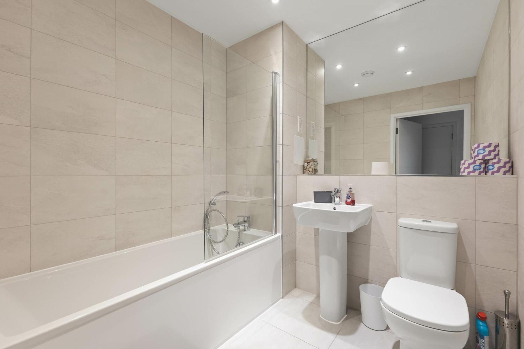 Modern 2 Bed 2 Bath With Patio Access Appartement *