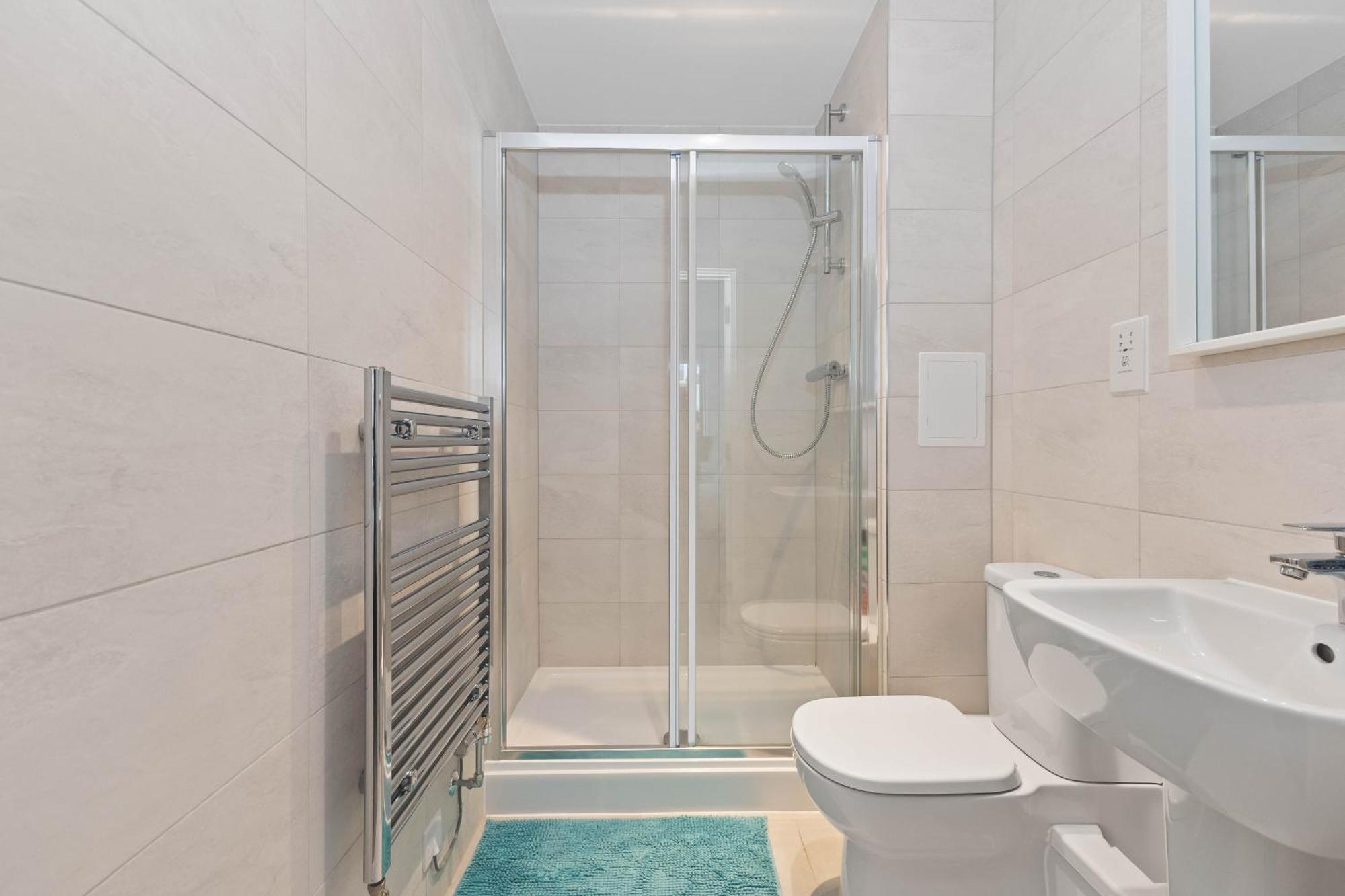 Modern 2 Bed 2 Bath With Patio Access Appartement Londres